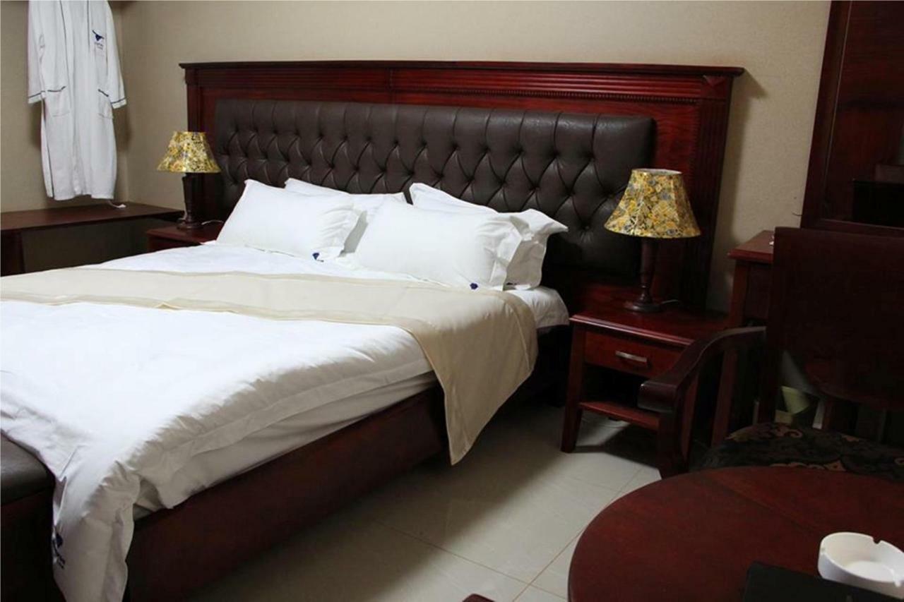 Sapphire Hotel Entebbe Kigo Kajansi Экстерьер фото